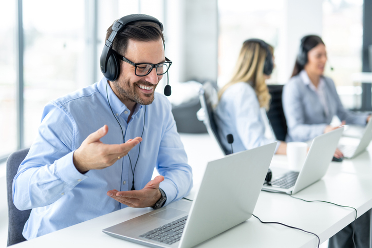 Financial contact center agent using AI technology for compliance monitoring